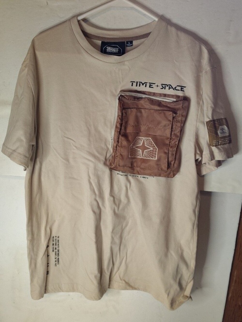 Men's Time + Space T-Shirt Short Sleeve Crew Neck Size Large Parachute Pocket